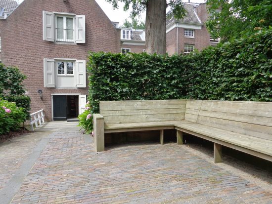 Tuin met bank